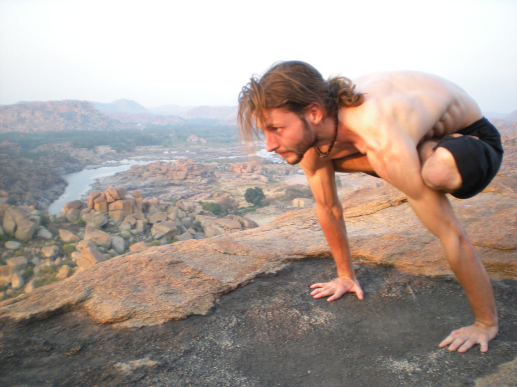 pondělní kurz PRANA VASHYA JÓGA a úvod do  PRÁNÁJÁMY od 19. ledna 2026 s Petrem Smilem